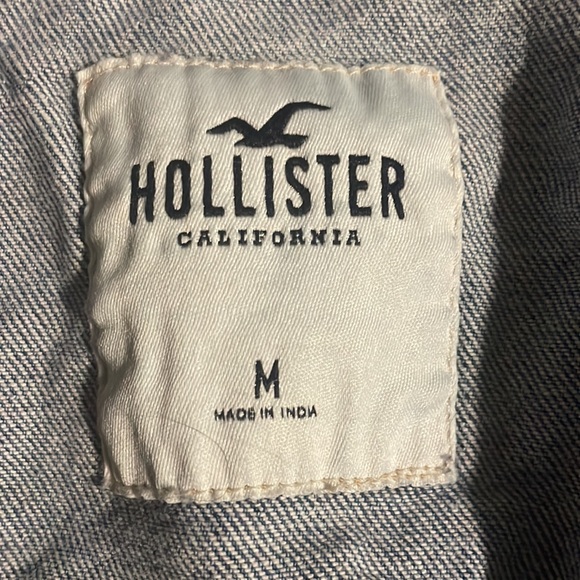 A light blue cropped Jean jacket hardly worn from hollister - Picture 2 of 3